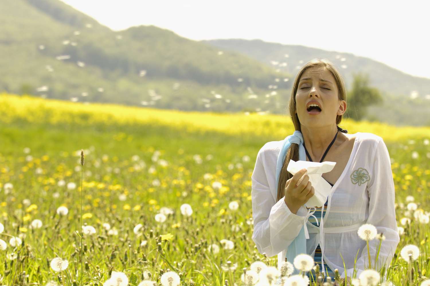vrouw met allergieën in het veld