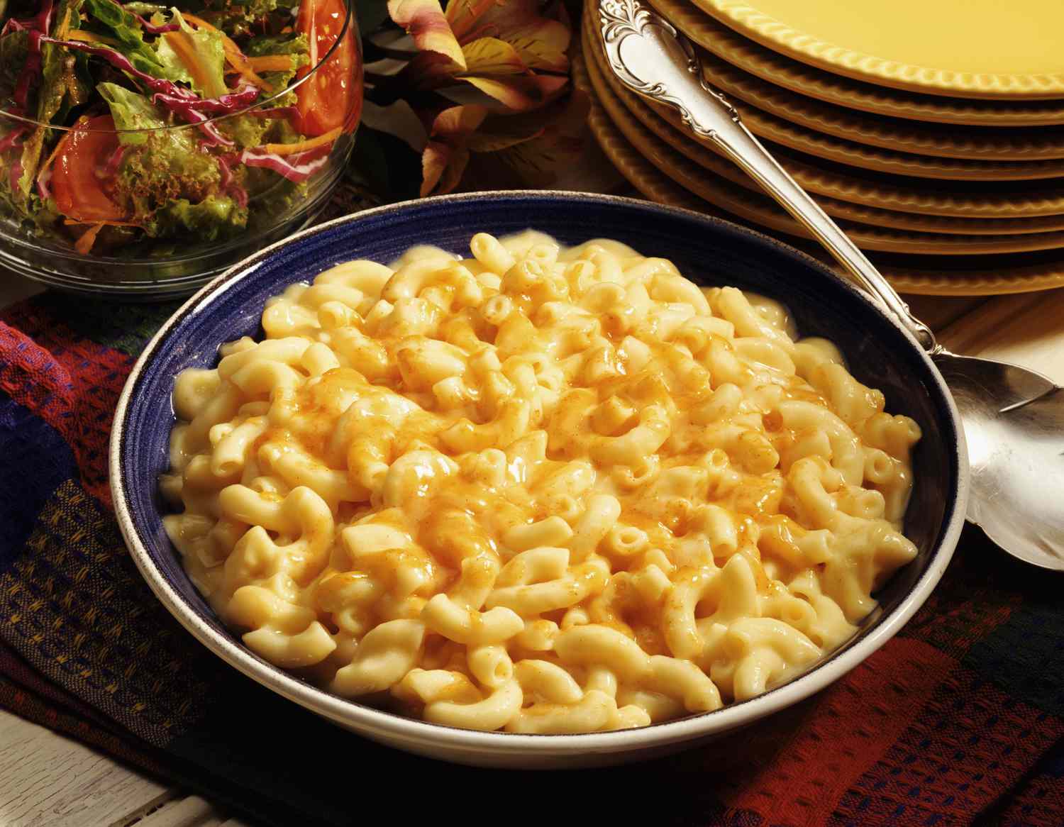 Macaroni en kaas in een serveerschaal