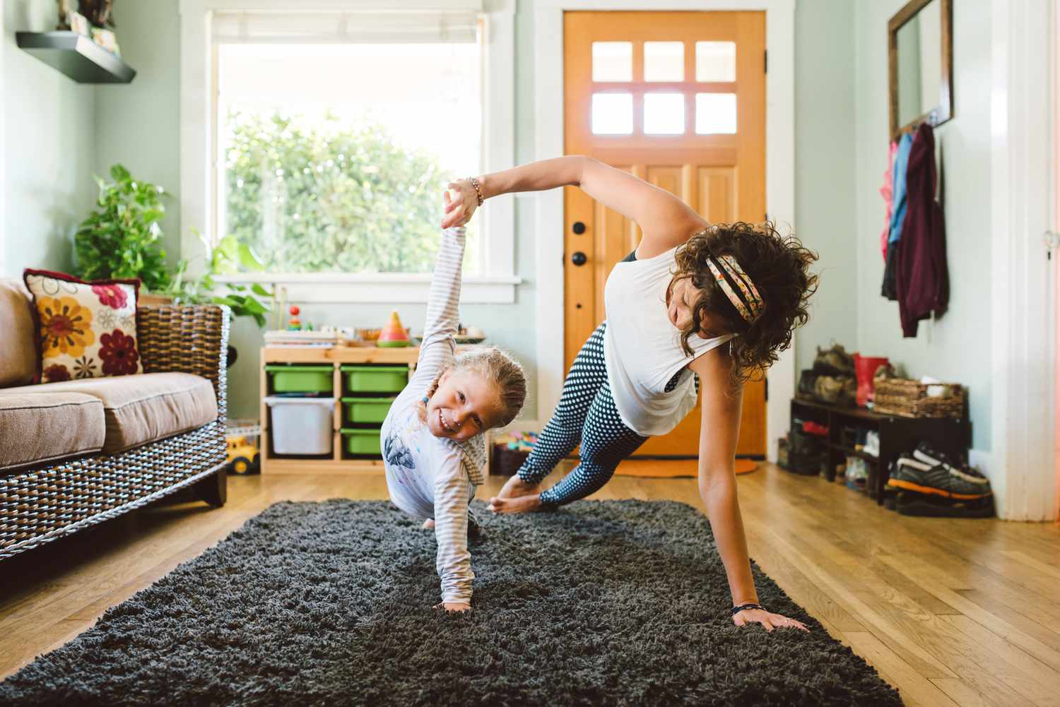 Moeder en dochter doen thuis yoga