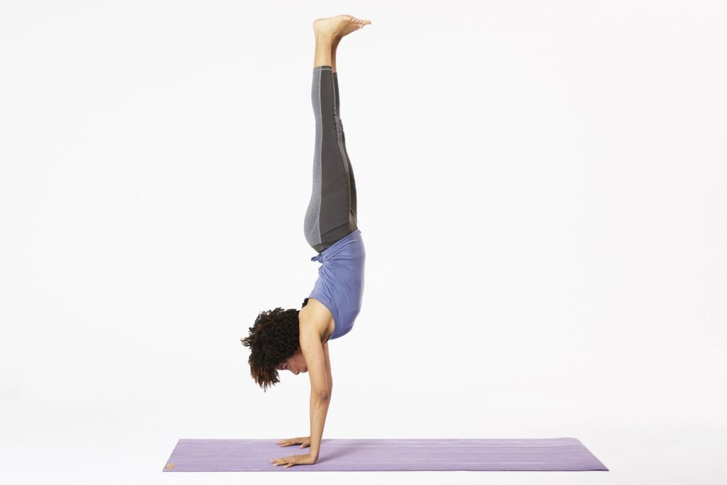 Hoe handstandhouding (Adho Mukha Vrksasana) in Yoga te doen