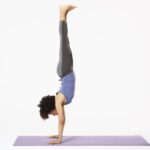 Hoe handstandhouding (Adho Mukha Vrksasana) in Yoga te doen