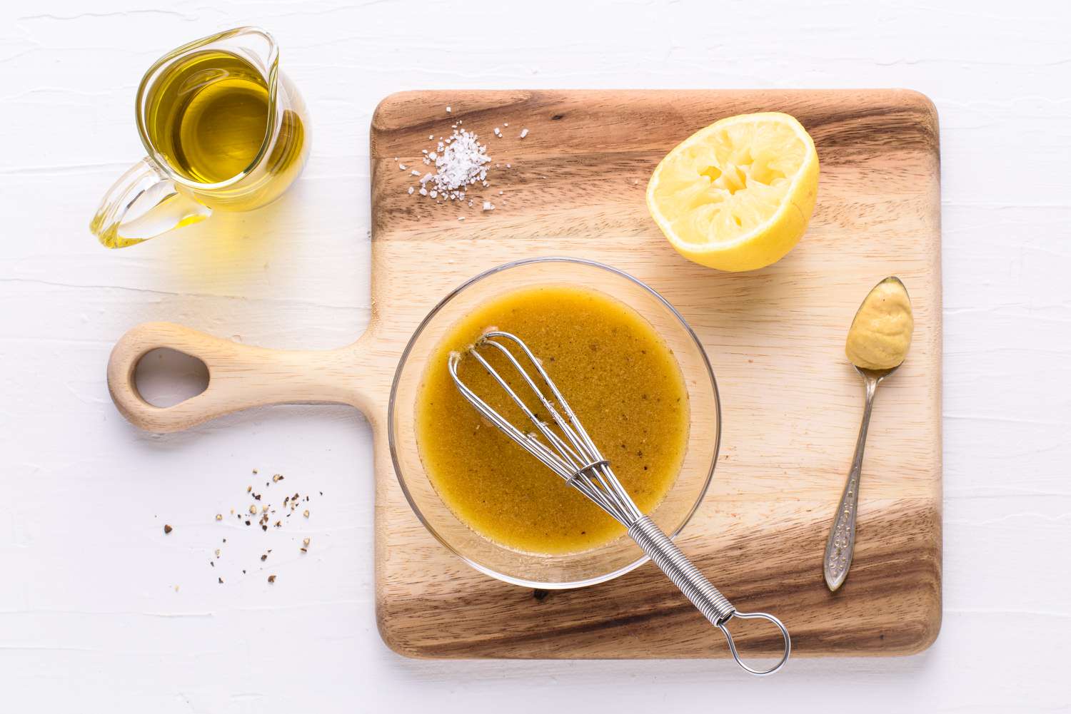 saladedressing recept met olie, kruiden, citroen en mosterd