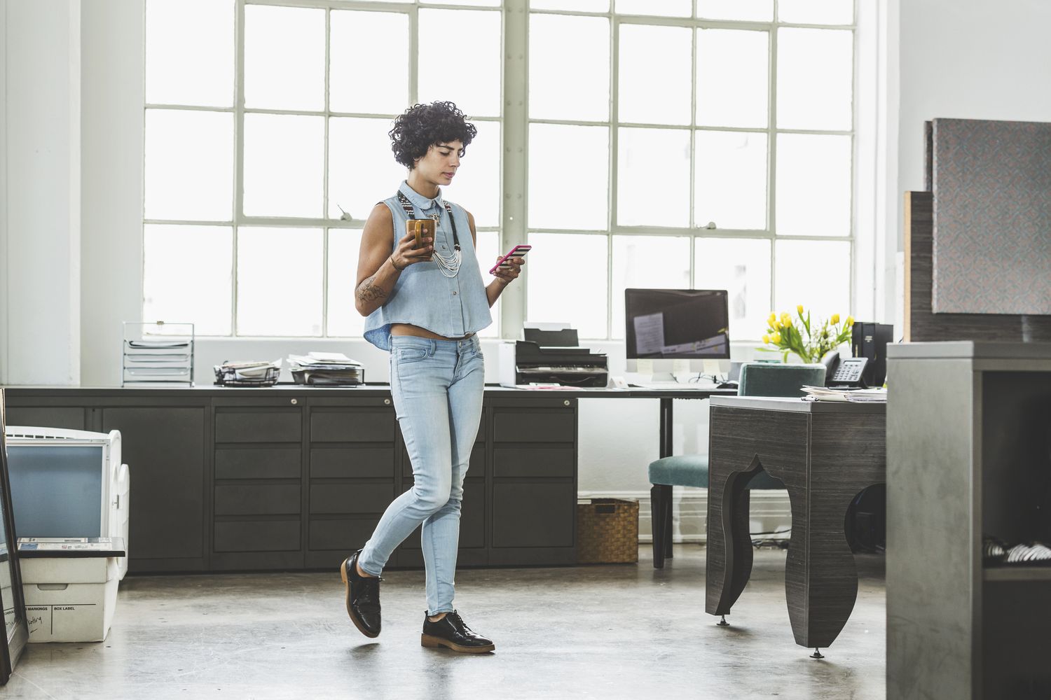 Vrouw die naar smartphone kijkt tijdens het lopen