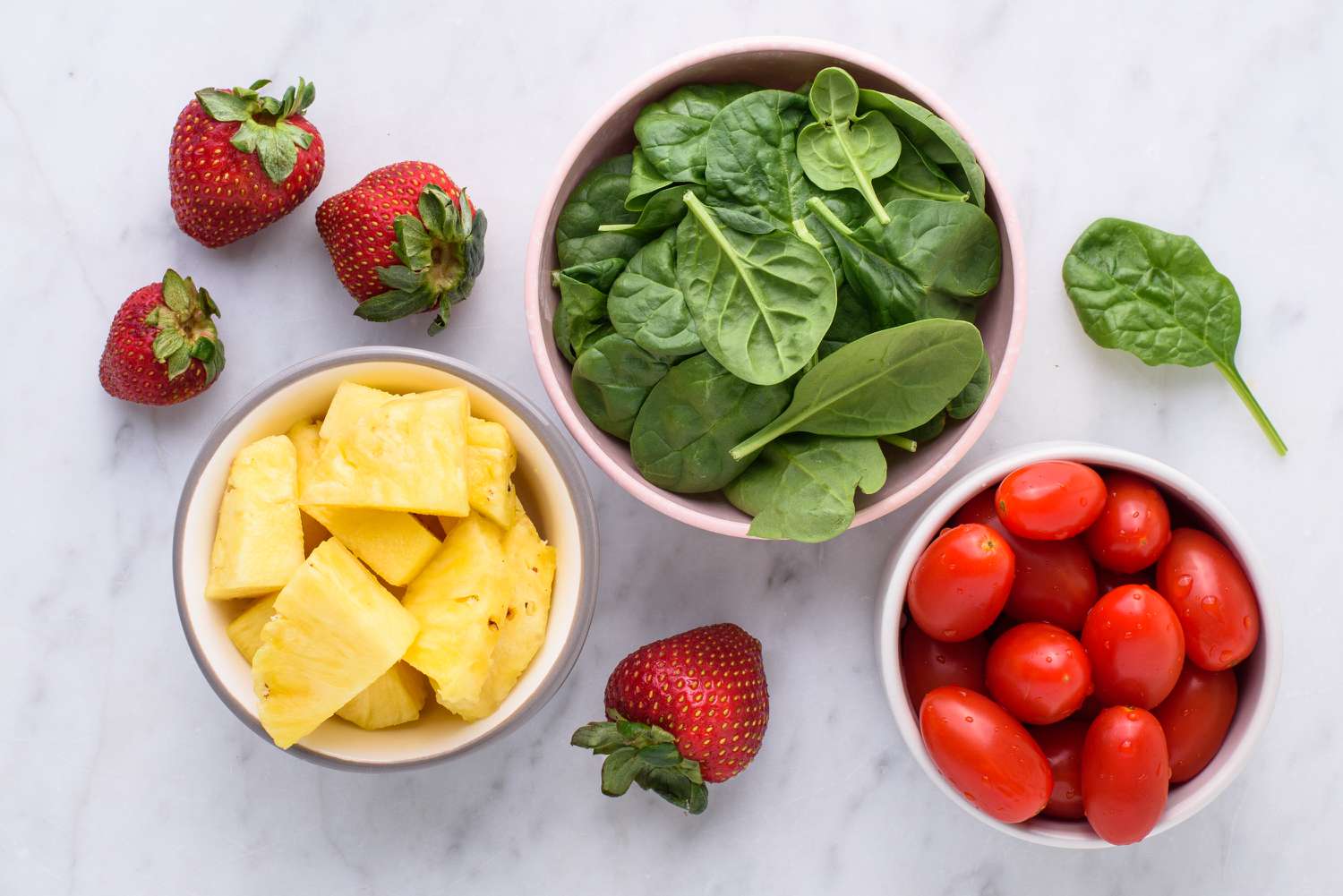 groenten en fruit, waaronder aardbeien, ananas, spinazie en tomaat