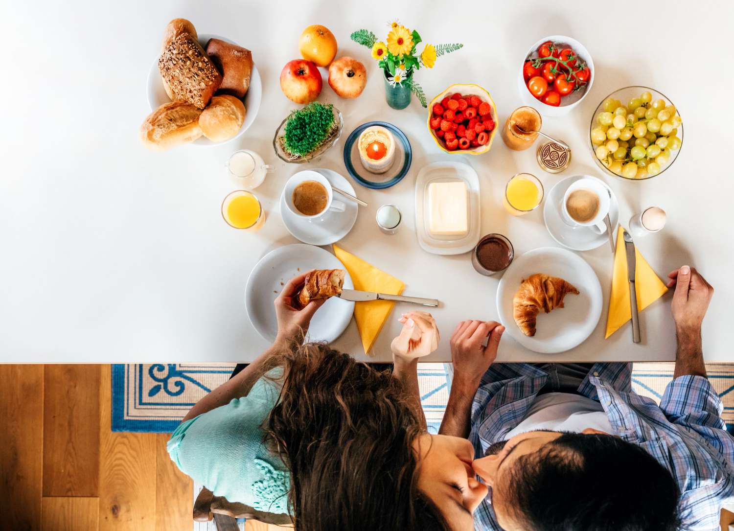  A couple is eating a healthy breakfast together which is one tip to prevent fatigue and maintain optimal energy levels.