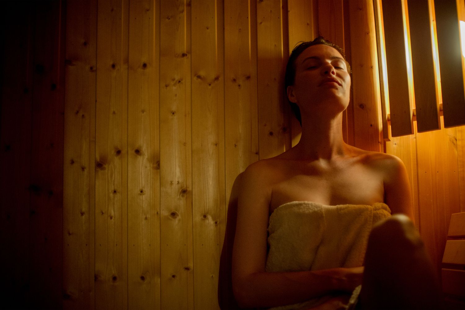 Vrouw die ontspant in sauna