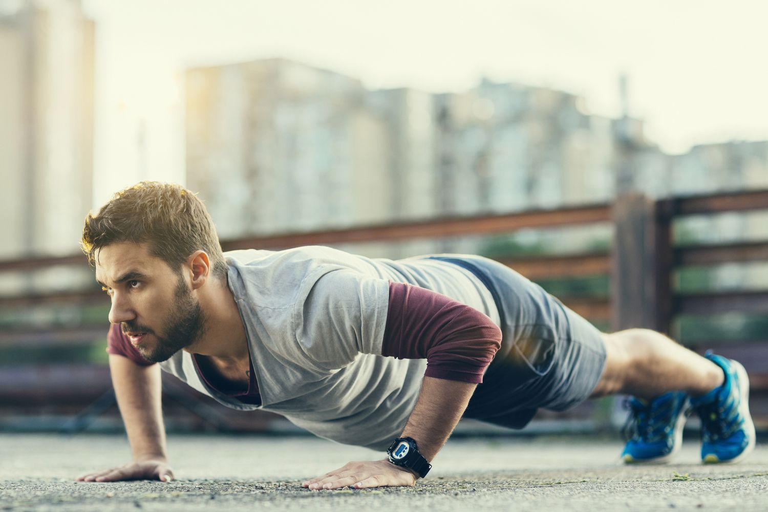Man die push-ups buiten doet