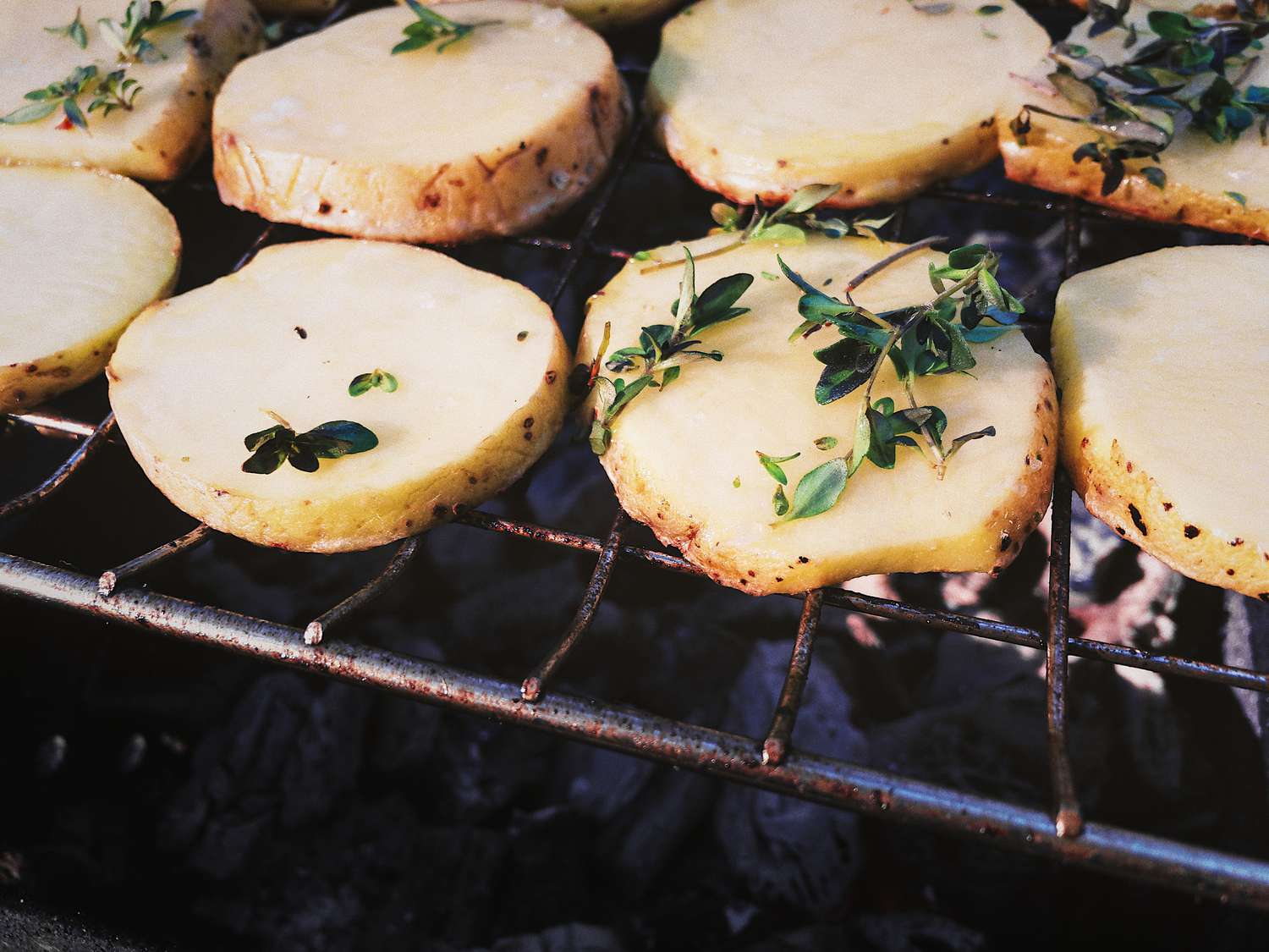 aardappelen op barbecue grill