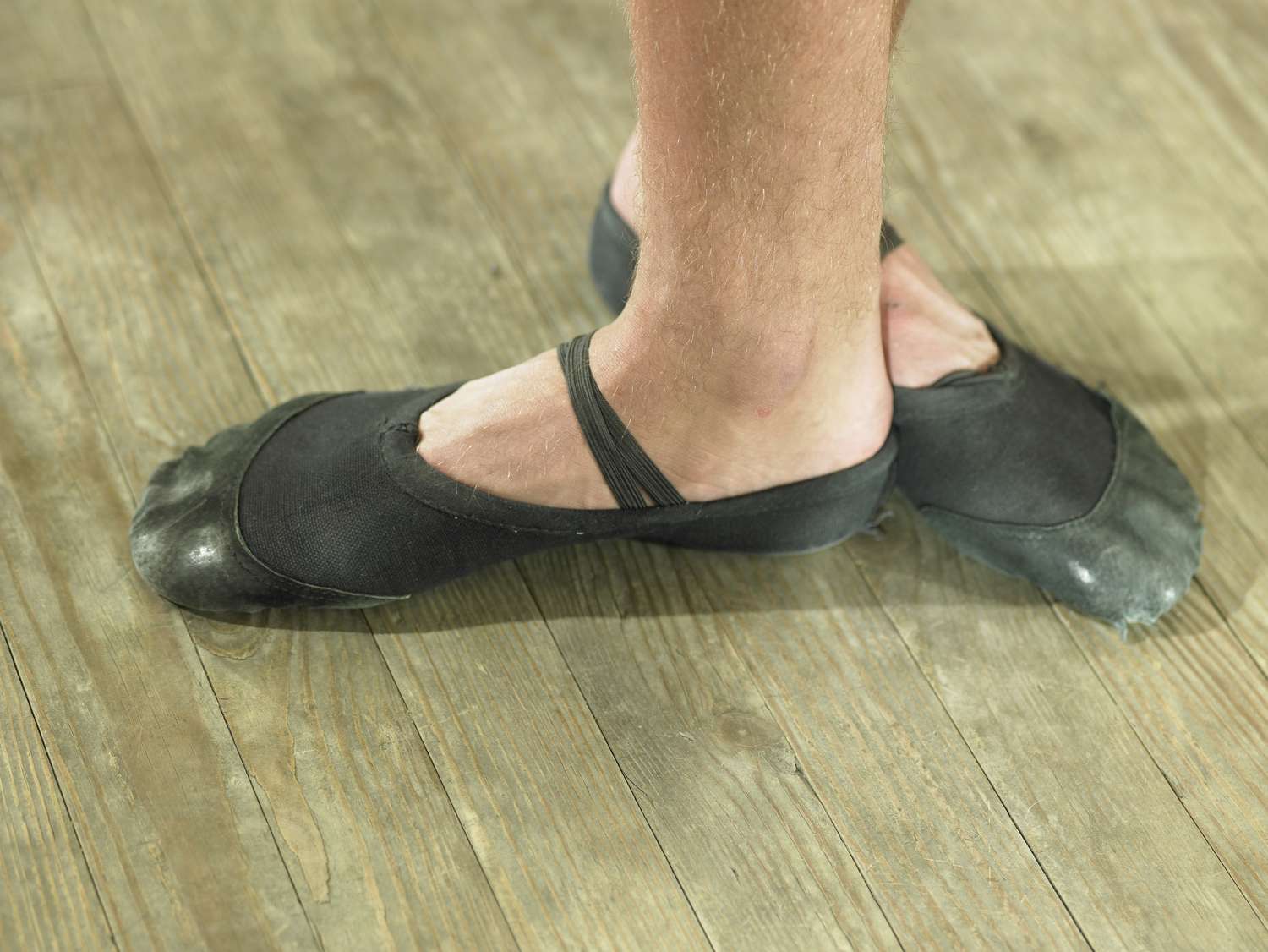 Balletdanser's voeten in dansstudio, close-up